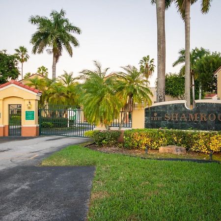 Beautiful 2/2.5 Condo W/Free Parking Fast Wifi Miami Eksteriør bilde